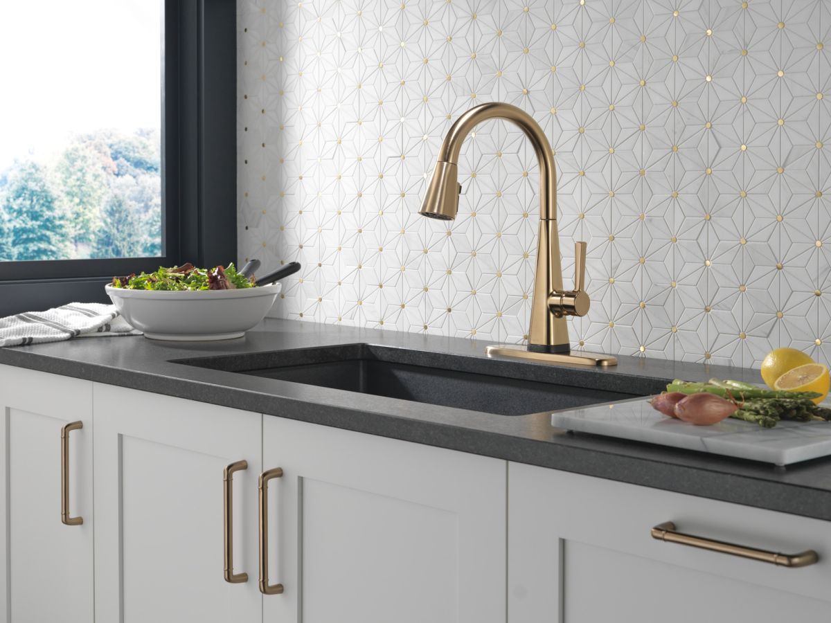 DELTA Lenta Single-Handle Pull-Down Kitchen Faucet with Touch2O Technology — Champagne Bronze