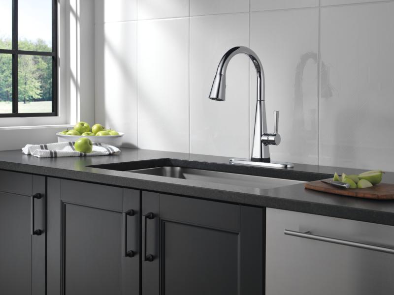 DELTA Lenta Single-Handle Pull-Down Kitchen Faucet with Touch2O Technology — Chrome