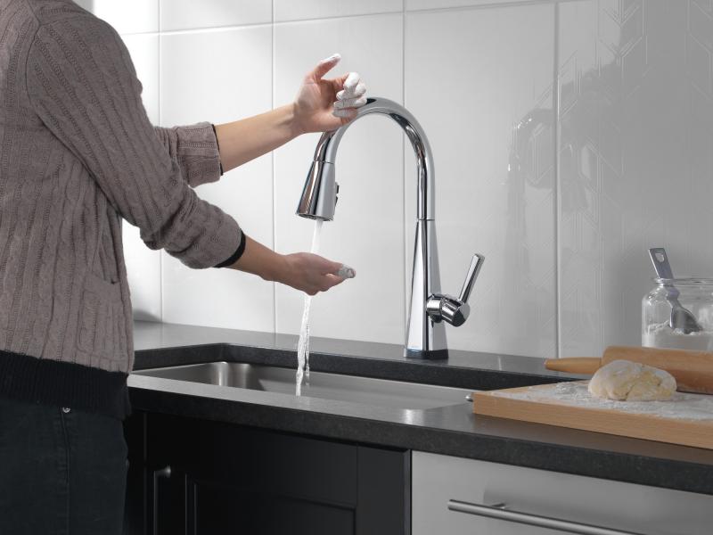 DELTA Lenta Single-Handle Pull-Down Kitchen Faucet with Touch2O Technology — Chrome
