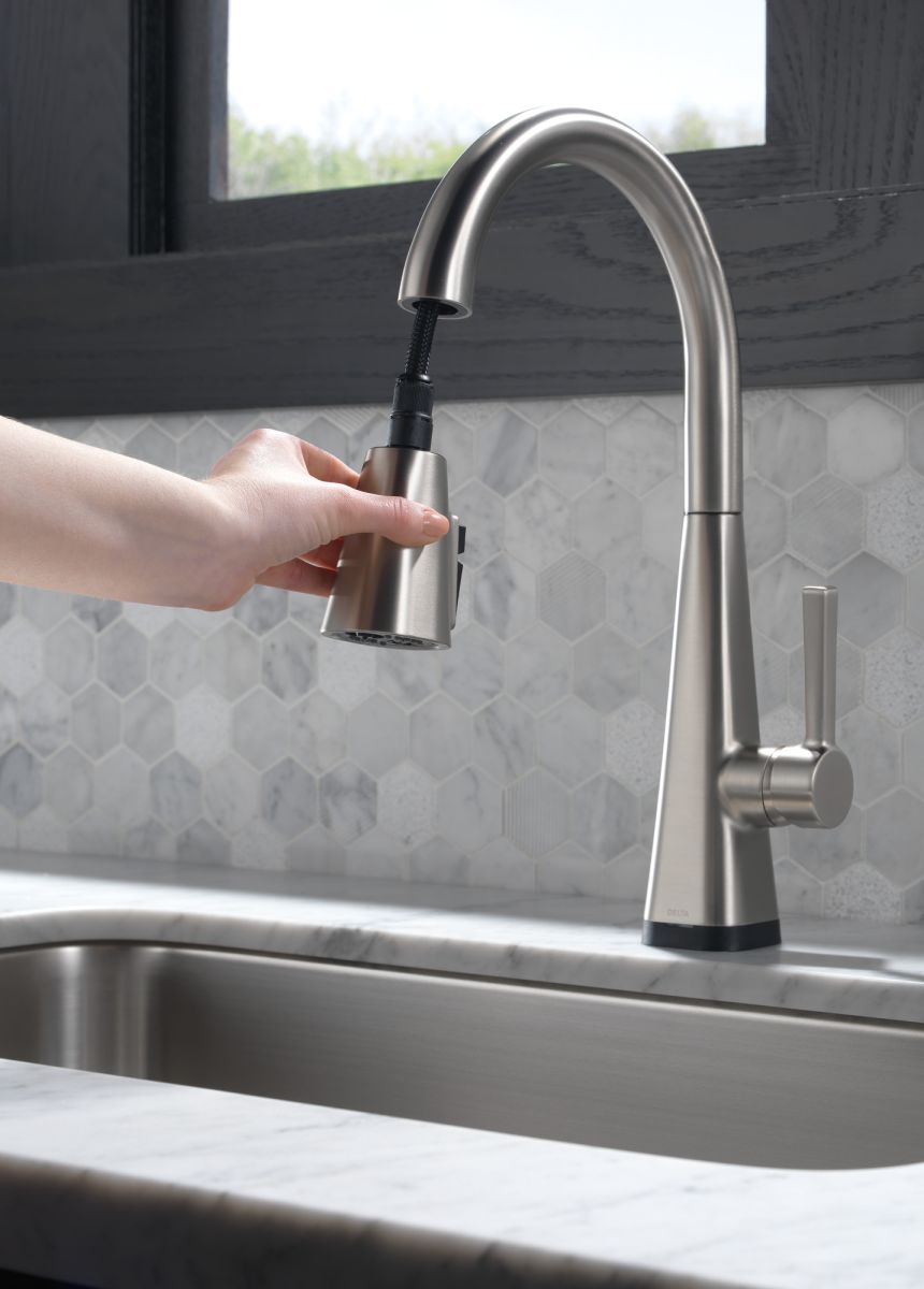 DELTA Lenta Single-Handle Pull-Down Kitchen Faucet with Touch2O Technology — Spotshield Stainless