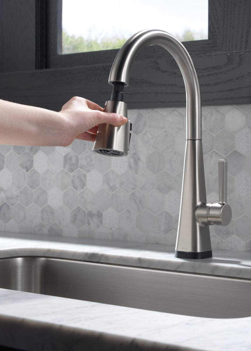 DELTA Lenta Single-Handle Pull-Down Kitchen Faucet with Touch2O Technology — Spotshield Stainless