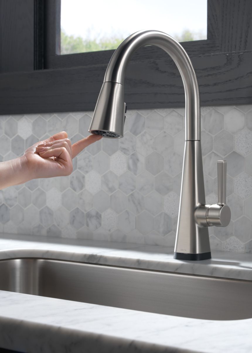 DELTA Lenta Single-Handle Pull-Down Kitchen Faucet with Touch2O Technology — Spotshield Stainless