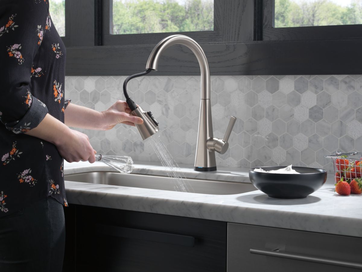 DELTA Lenta Single-Handle Pull-Down Kitchen Faucet with Touch2O Technology — Spotshield Stainless
