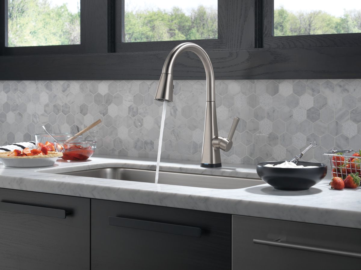 DELTA Lenta Single-Handle Pull-Down Kitchen Faucet with Touch2O Technology — Spotshield Stainless
