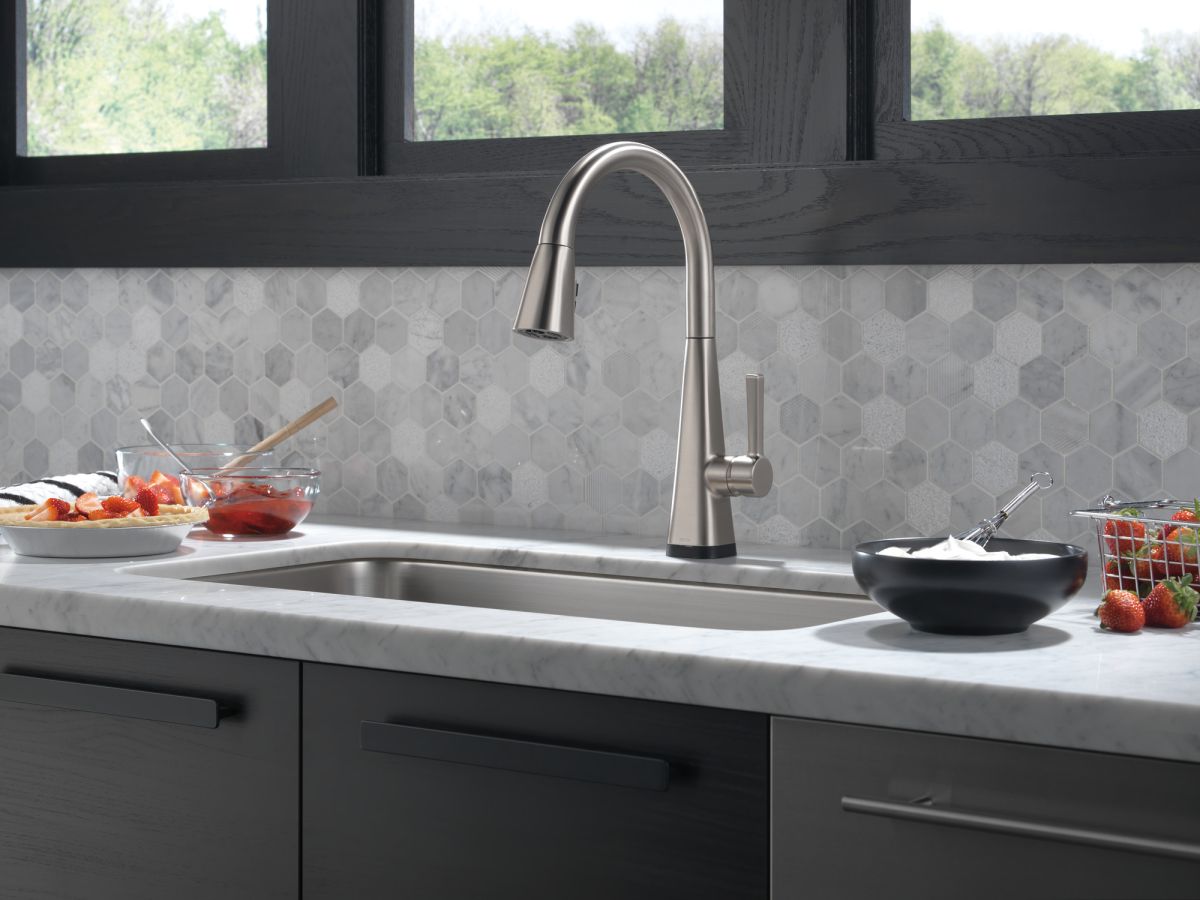 DELTA Lenta Single-Handle Pull-Down Kitchen Faucet with Touch2O Technology — Spotshield Stainless