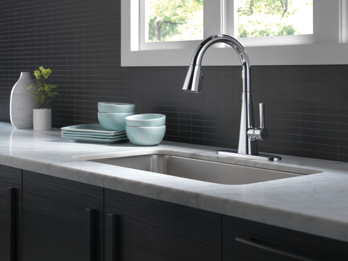 DELTA Lenta Single-Handle Pull-Down Kitchen Faucet — Chrome