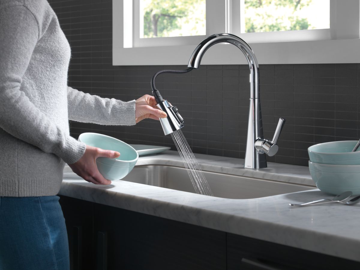 DELTA Lenta Single-Handle Pull-Down Kitchen Faucet — Chrome