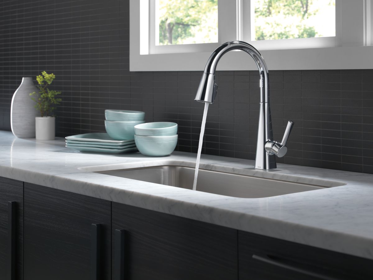 DELTA Lenta Single-Handle Pull-Down Kitchen Faucet — Chrome