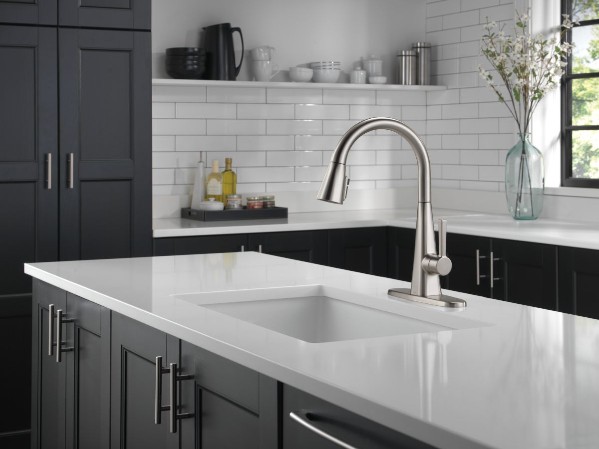 DELTA Lenta Single-Handle Pull-Down Kitchen Faucet — Spotshield Stainless