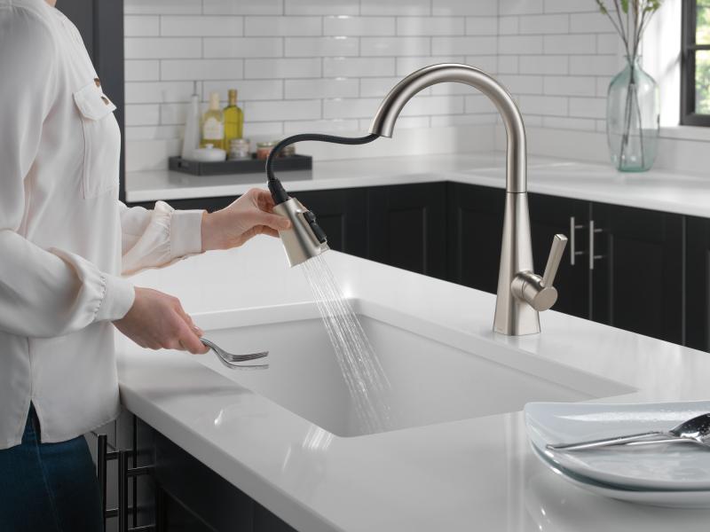 DELTA Lenta Single-Handle Pull-Down Kitchen Faucet — Spotshield Stainless