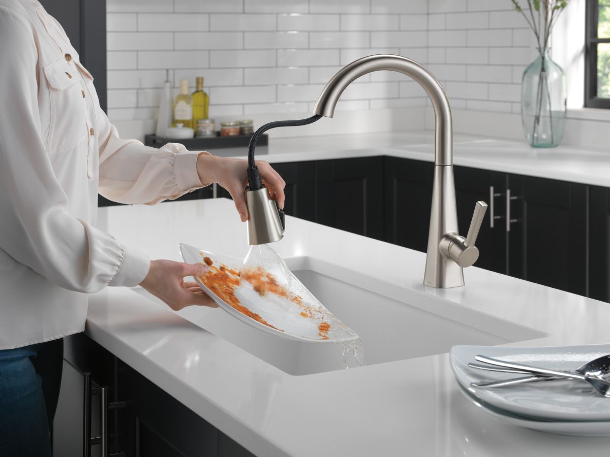 DELTA Lenta Single-Handle Pull-Down Kitchen Faucet — Spotshield Stainless