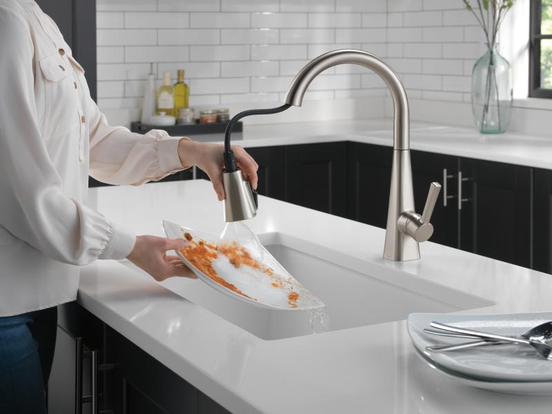 DELTA Lenta Single-Handle Pull-Down Kitchen Faucet — Spotshield Stainless