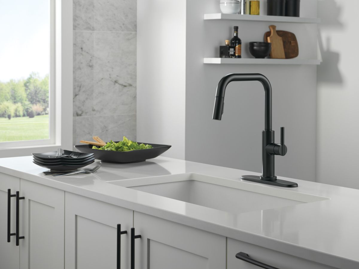 DELTA Nicoli Single Handle Pull-Down Kitchen Faucet — Matte Black