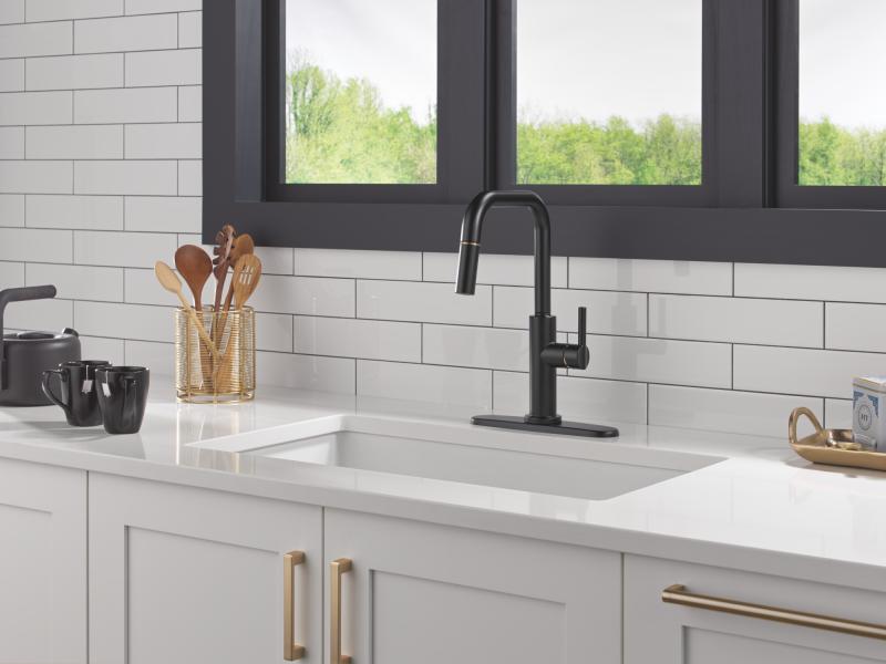 DELTA Nicoli Single Handle Pull-Down Kitchen Faucet — Matte Black / Champagne Bronze
