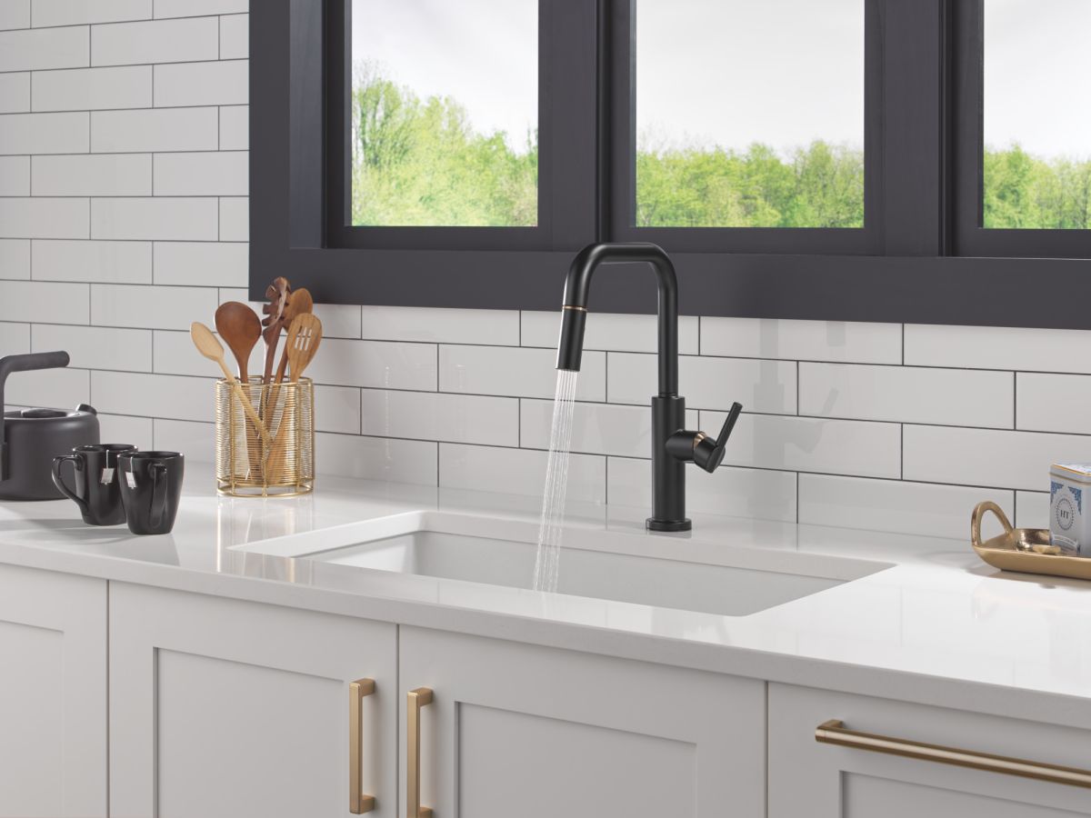 DELTA Nicoli Single Handle Pull-Down Kitchen Faucet — Matte Black / Champagne Bronze