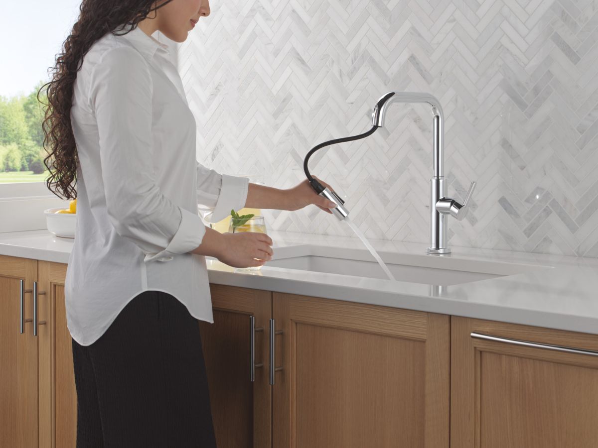 DELTA Nicoli Single Handle Pull-Down Kitchen Faucet — Chrome