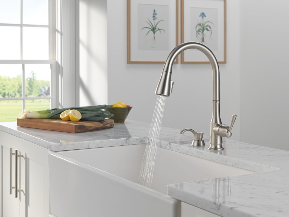 DELTA Capertee Single Handle Pull-Down Kitchen Faucet with Soap Dispenser and ShieldSpray Technology — Spotshield Stainless