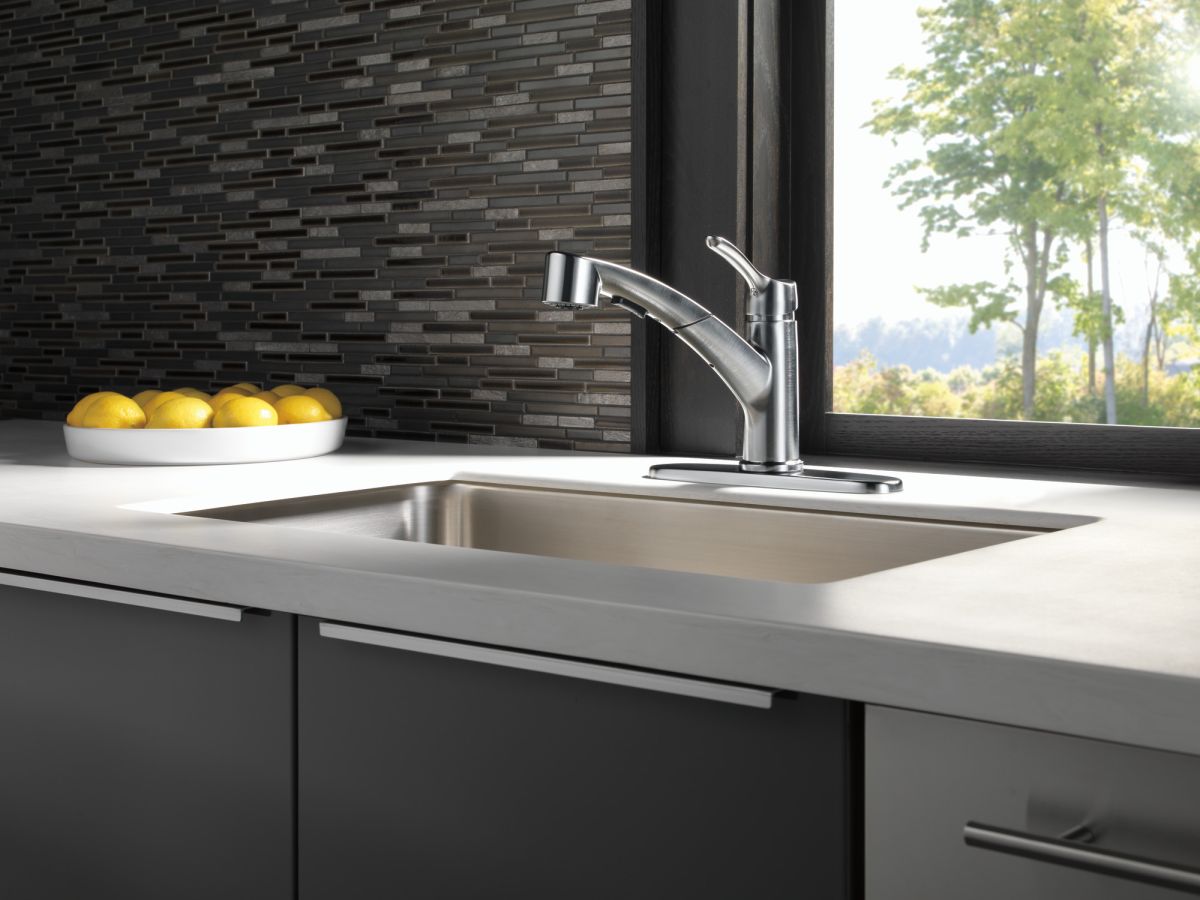 DELTA Collins Single Handle Pull-Out Kitchen Faucet — Arctic Stainless
