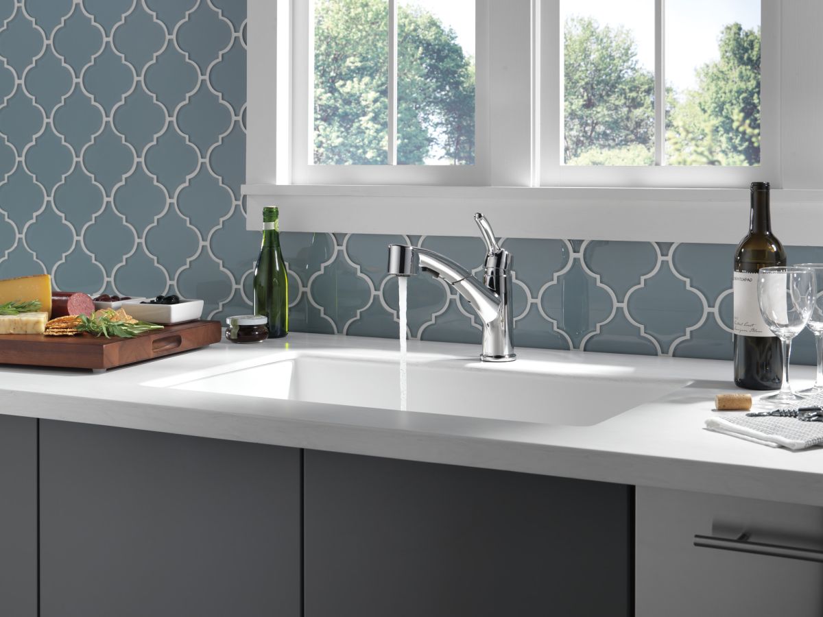DELTA Collins Single Handle Pull-Out Kitchen Faucet — Chrome