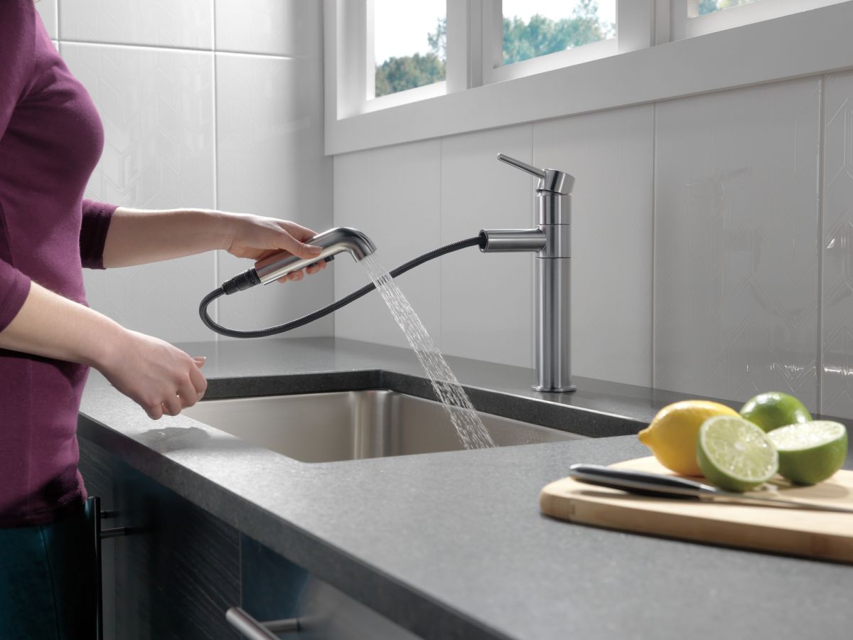 DELTA Trinsic Single Handle Pull-Out Kitchen Faucet — Arctic Stainless