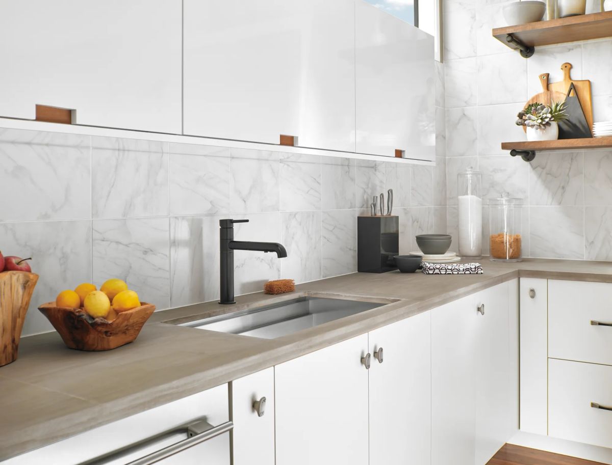 DELTA Trinsic Single Handle Pull-Out Kitchen Faucet — Matte Black