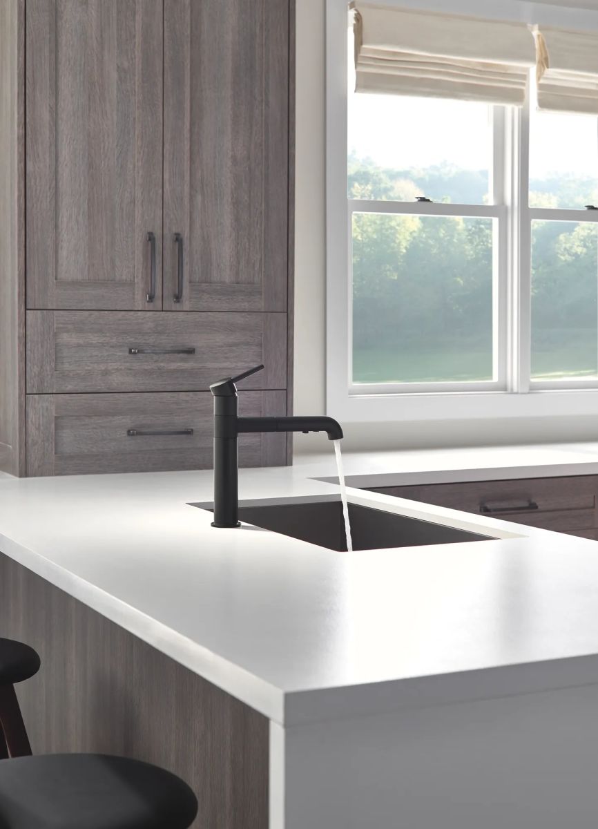 DELTA Trinsic Single Handle Pull-Out Kitchen Faucet — Matte Black