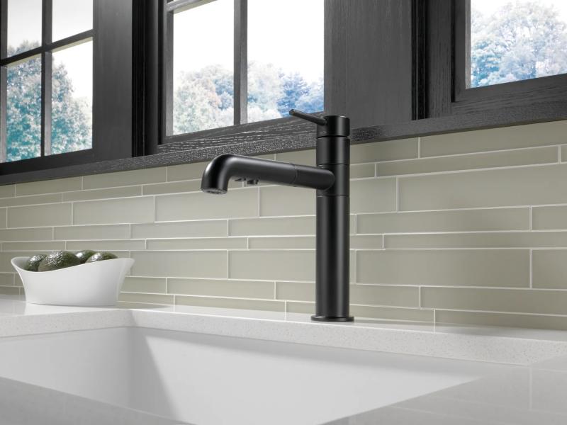 DELTA Trinsic Single Handle Pull-Out Kitchen Faucet — Matte Black