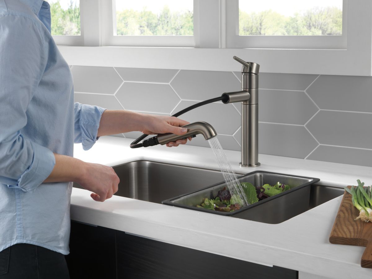 DELTA Trinsic Single Handle Pull-Out Kitchen Faucet — Black Stainless