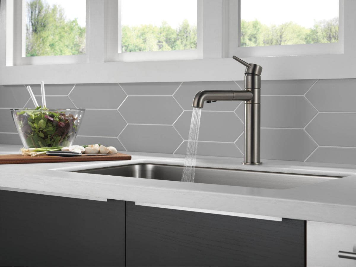 DELTA Trinsic Single Handle Pull-Out Kitchen Faucet — Black Stainless
