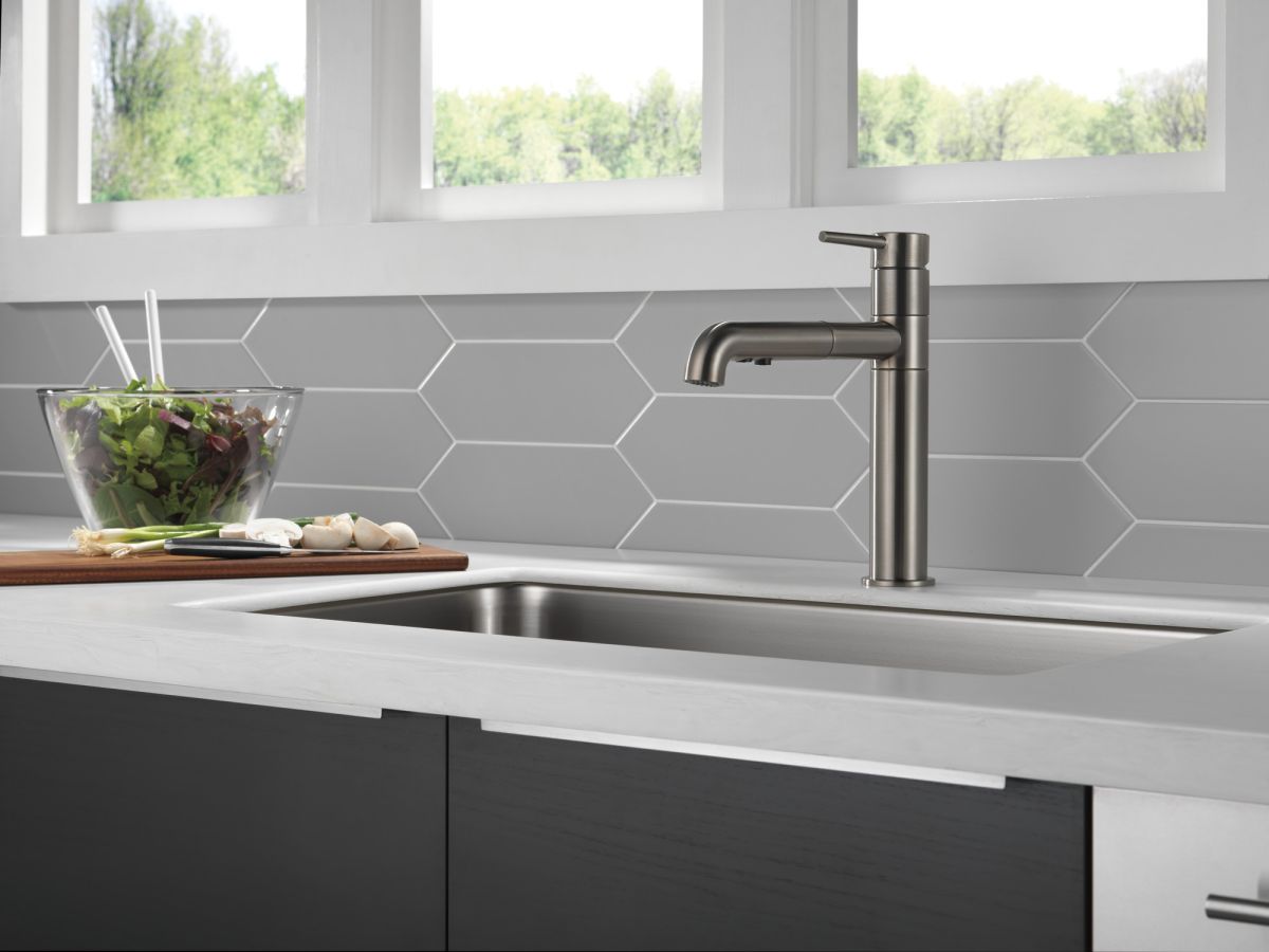 DELTA Trinsic Single Handle Pull-Out Kitchen Faucet — Black Stainless