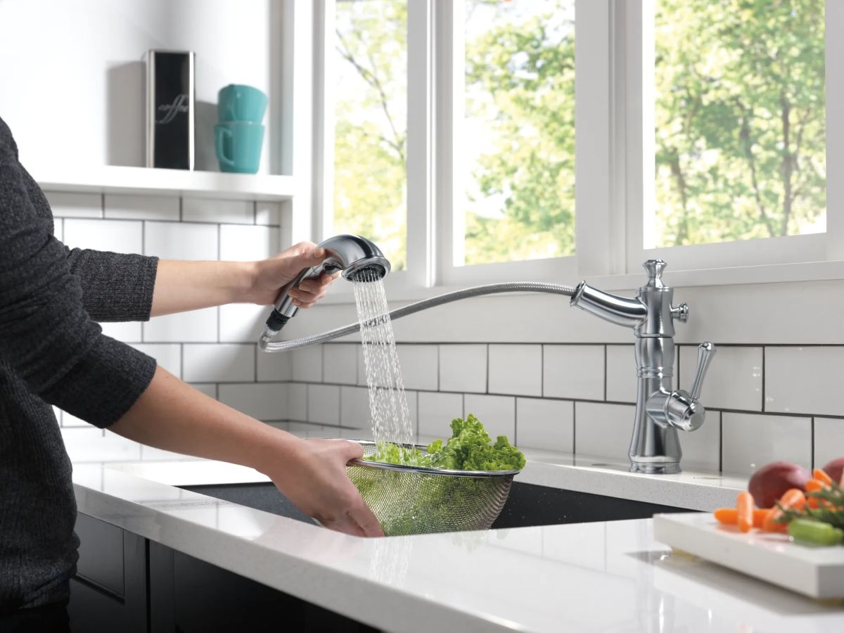 DELTA Cassidy Single Handle Pull-Out Kitchen Faucet — Arctic Stainless