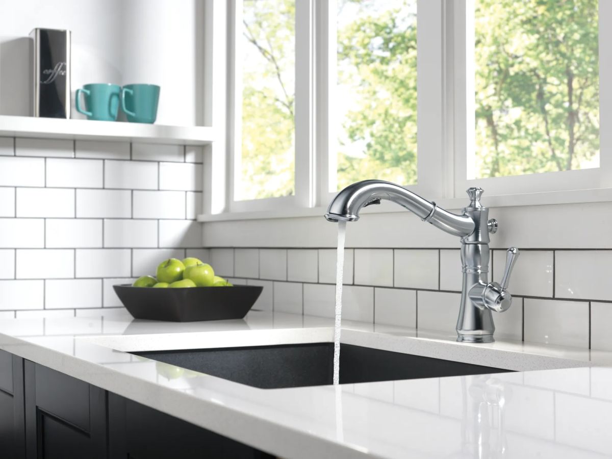DELTA Cassidy Single Handle Pull-Out Kitchen Faucet — Arctic Stainless