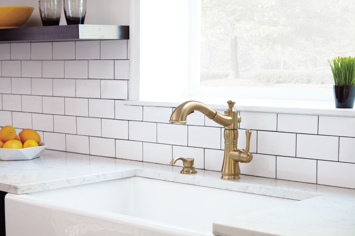 DELTA Cassidy Single Handle Pull-Out Kitchen Faucet — Champagne Bronze