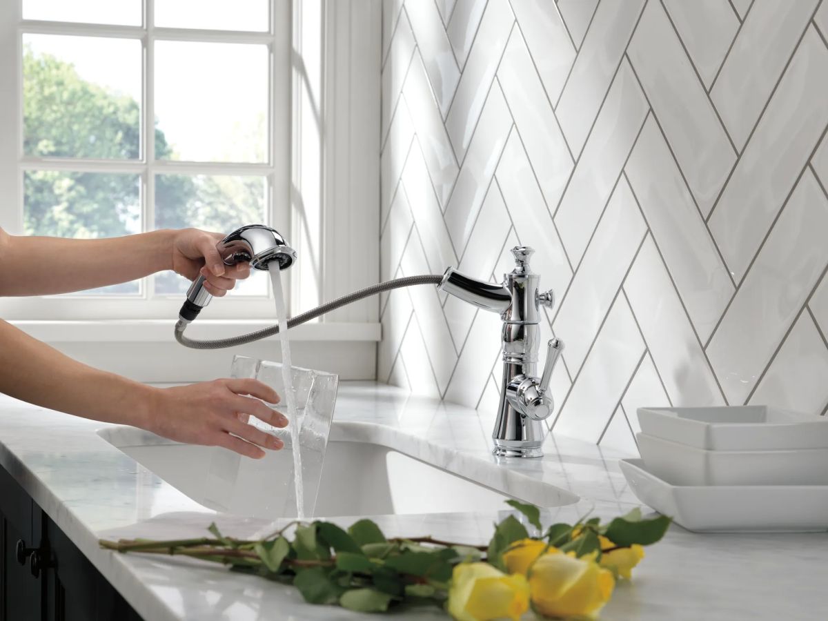 DELTA Cassidy Single Handle Pull-Out Kitchen Faucet — Chrome