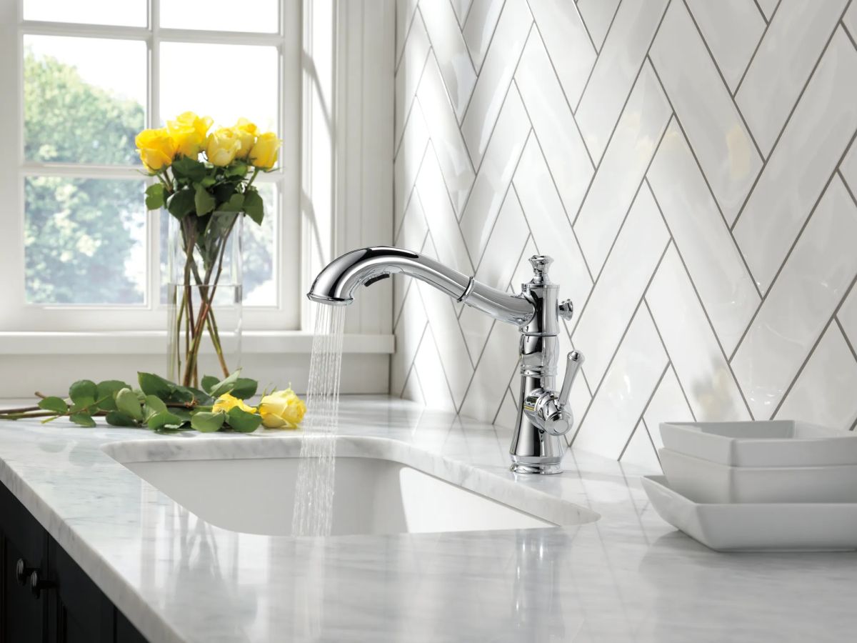 DELTA Cassidy Single Handle Pull-Out Kitchen Faucet — Chrome