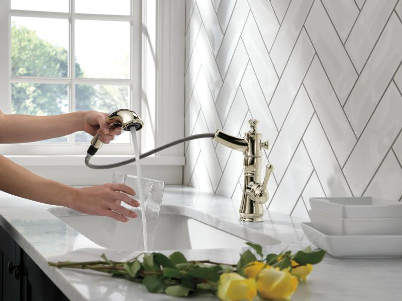 DELTA Cassidy Single Handle Pull-Out Kitchen Faucet — Polished Nickel