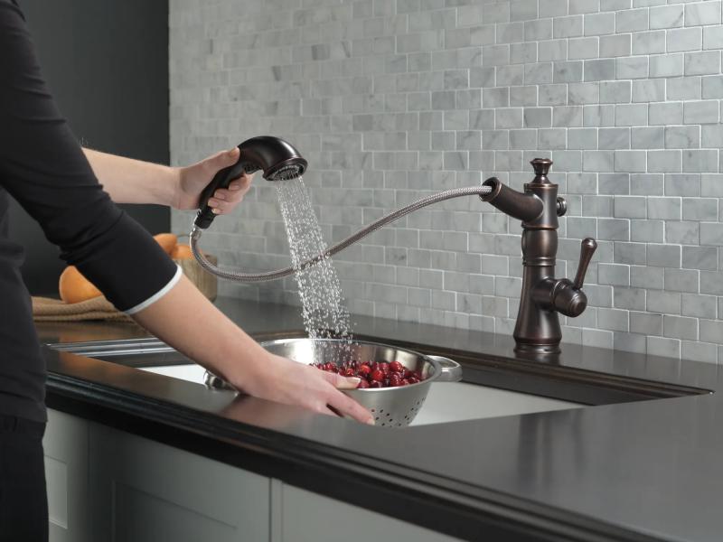 DELTA Cassidy Single Handle Pull-Out Kitchen Faucet — Venetian Bronze