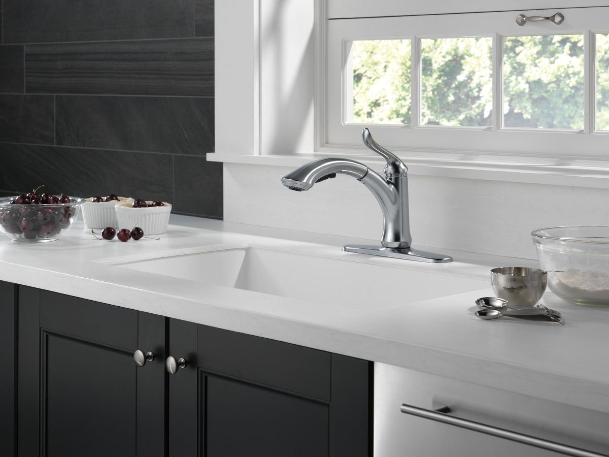 DELTA Linden Single Handle Pull-Out Kitchen Faucet — Arctic Stainless