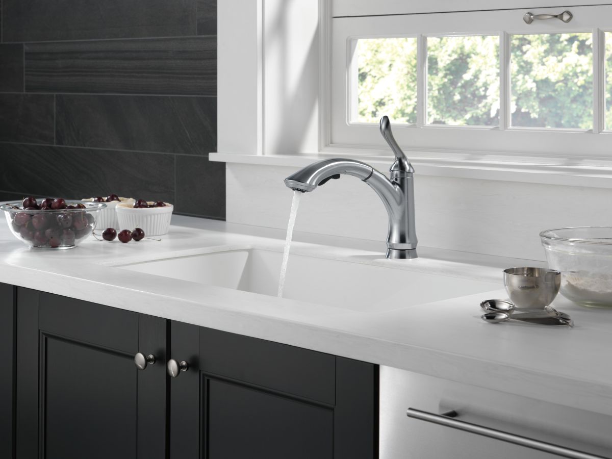 DELTA Linden Single Handle Pull-Out Kitchen Faucet — Arctic Stainless