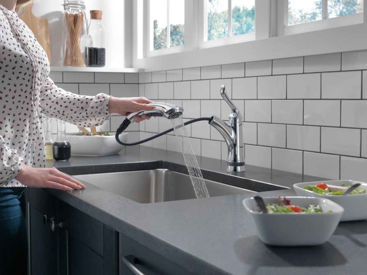 DELTA Linden Single Handle Pull-Out Kitchen Faucet — Chrome