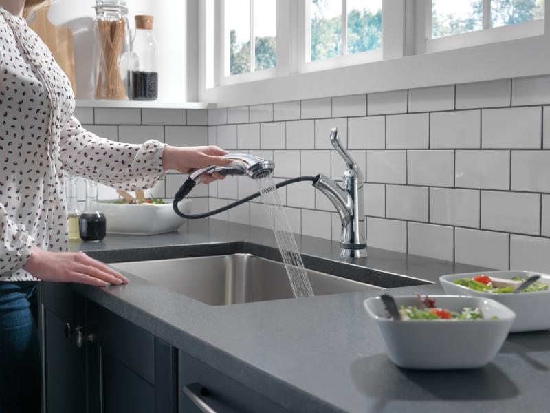 DELTA Linden Single Handle Pull-Out Kitchen Faucet — Chrome