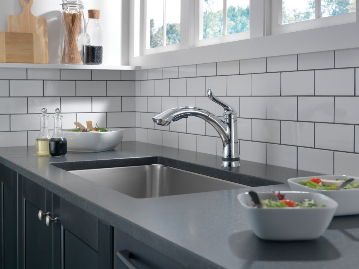 DELTA Linden Single Handle Pull-Out Kitchen Faucet — Chrome
