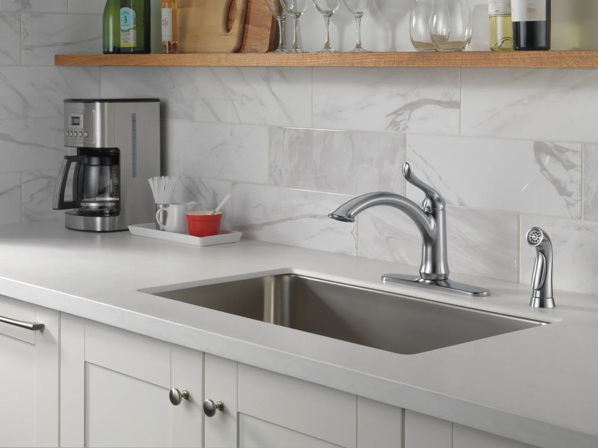 DELTA Linden Single Handle Kitchen Faucet with Spray — Arctic Stainless