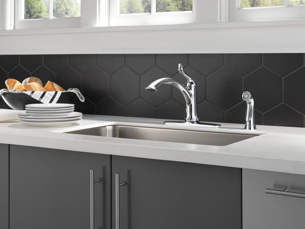 DELTA Linden Single Handle Kitchen Faucet with Spray — Chrome