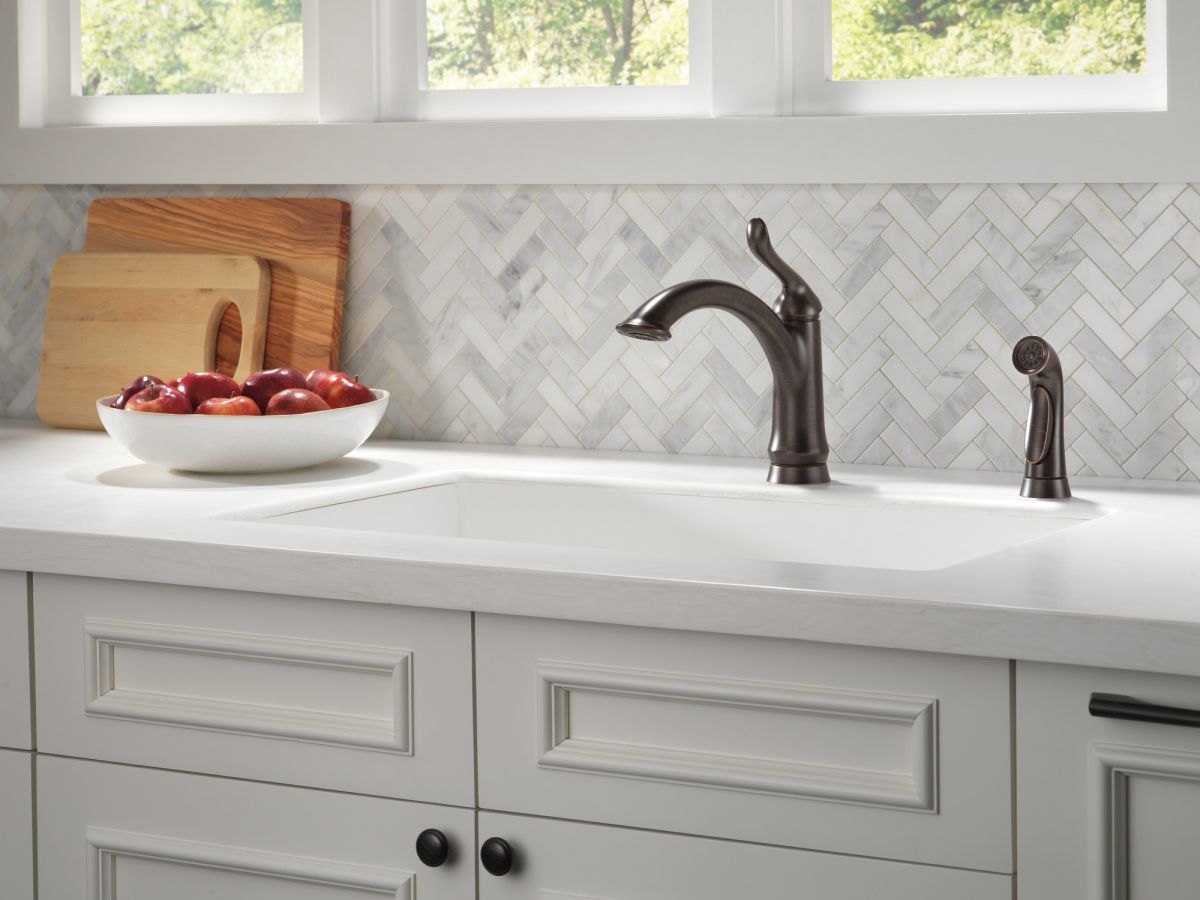 DELTA Linden Single Handle Kitchen Faucet with Spray — Venetian Bronze