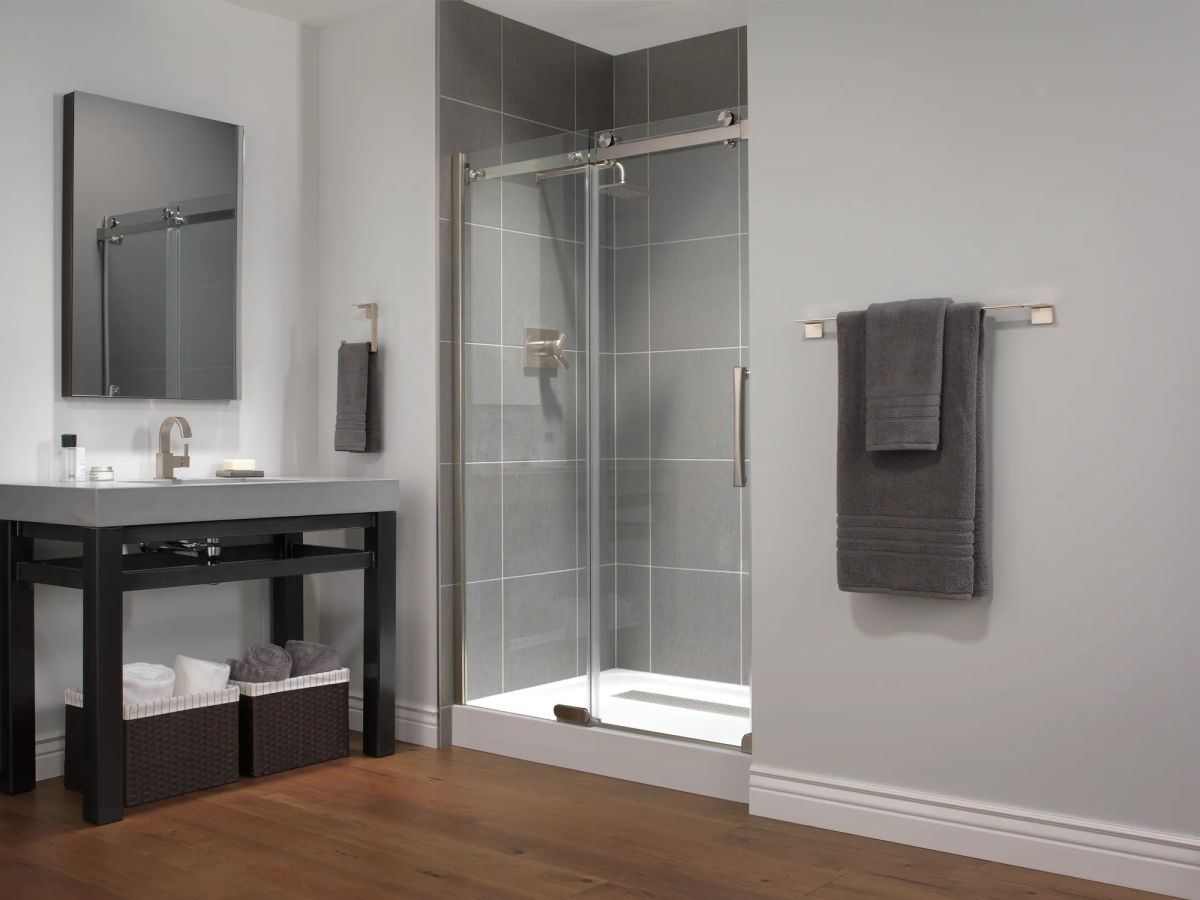 DELTA Vero 24" Towel Bar — Stainless