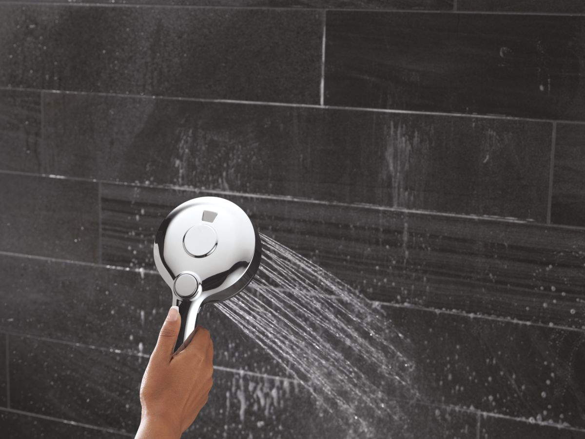 DELTA Universal Showering Components 6-Setting HydroRain with ProClean — Lumicoat® Chrome