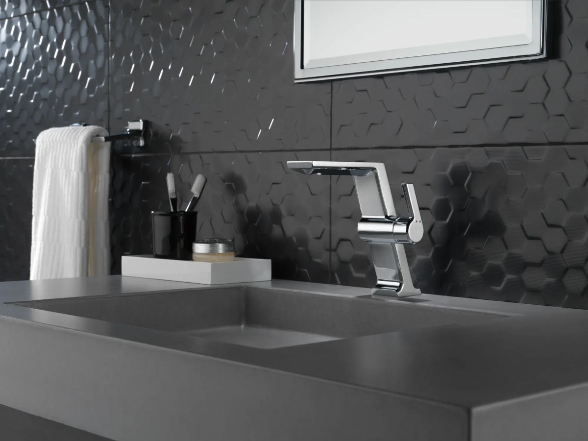 DELTA Pivotal 8" Mini Towel Bar — Chrome