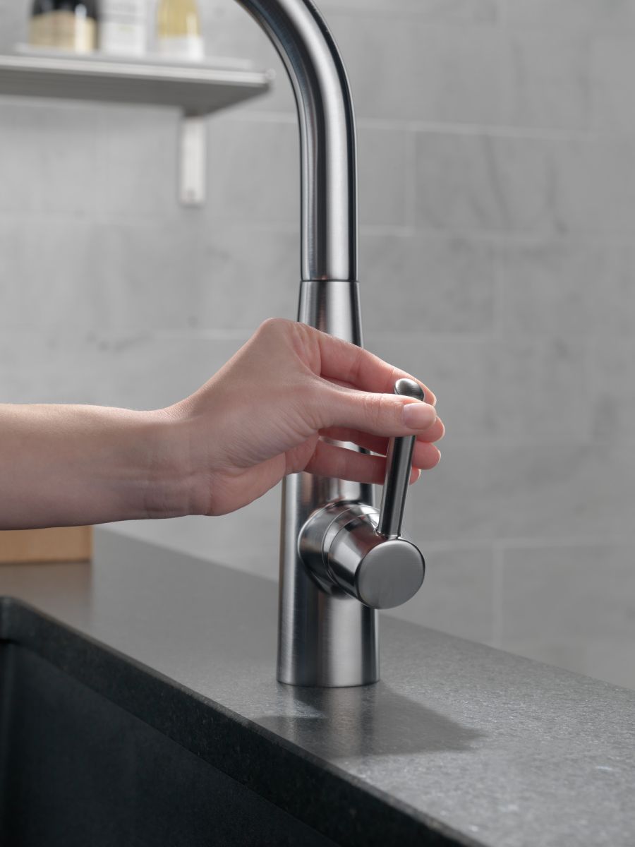 DELTA Essa Single Handle Pull-Down Kitchen Faucet — Arctic Stainless