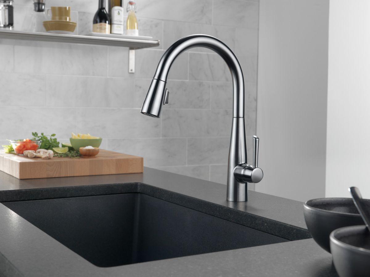 DELTA Essa Single Handle Pull-Down Kitchen Faucet — Arctic Stainless